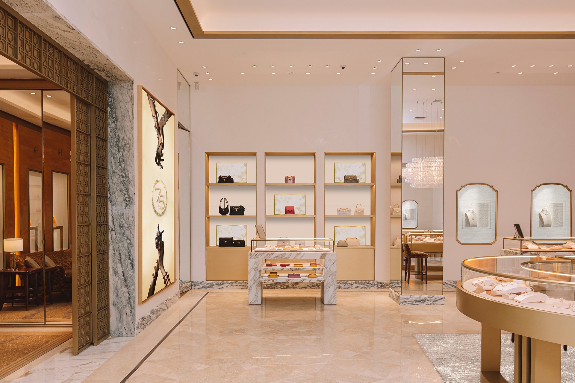 Bvlgari Pop-In America — eje central expositivo y materialidad dorada en Toronto.